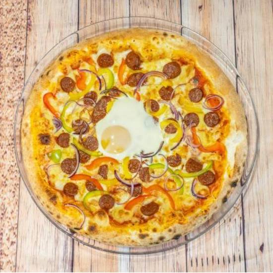 Pizza garnie d'œuf, légumes et viande