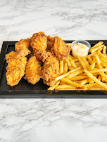 Tenders de poulet panés avec frites et sauce